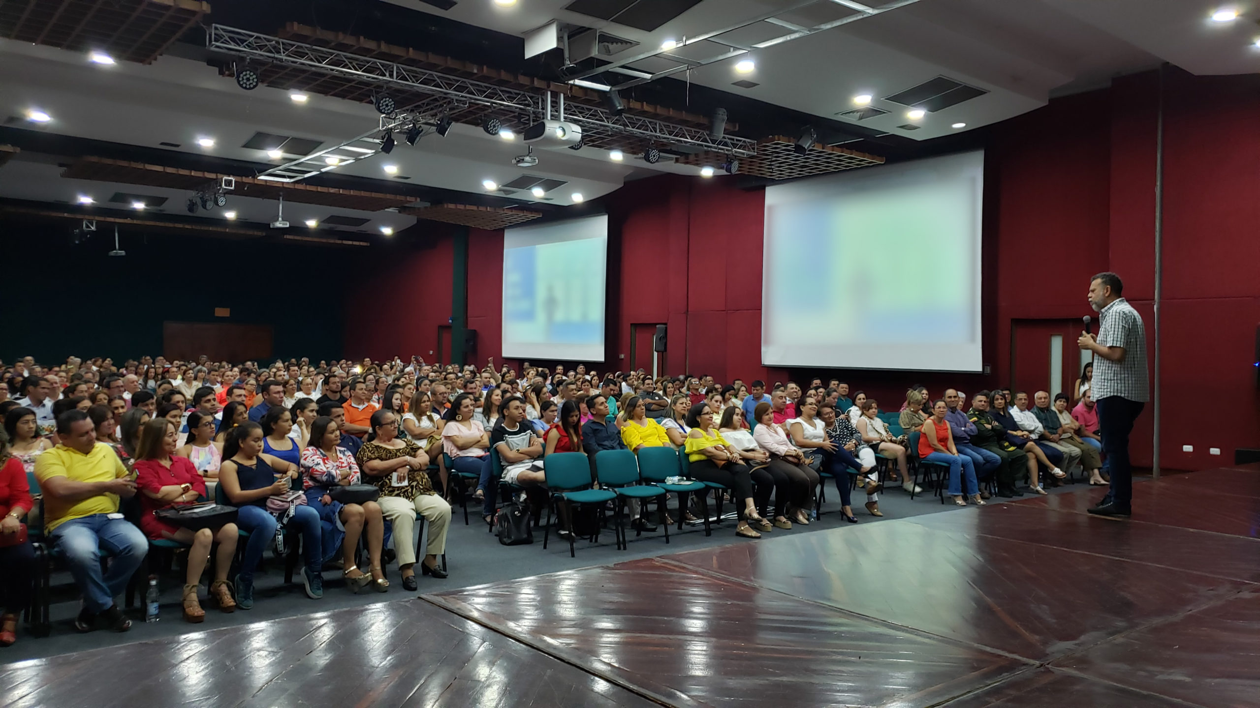 imagen de la Conferencia Dios es mujer