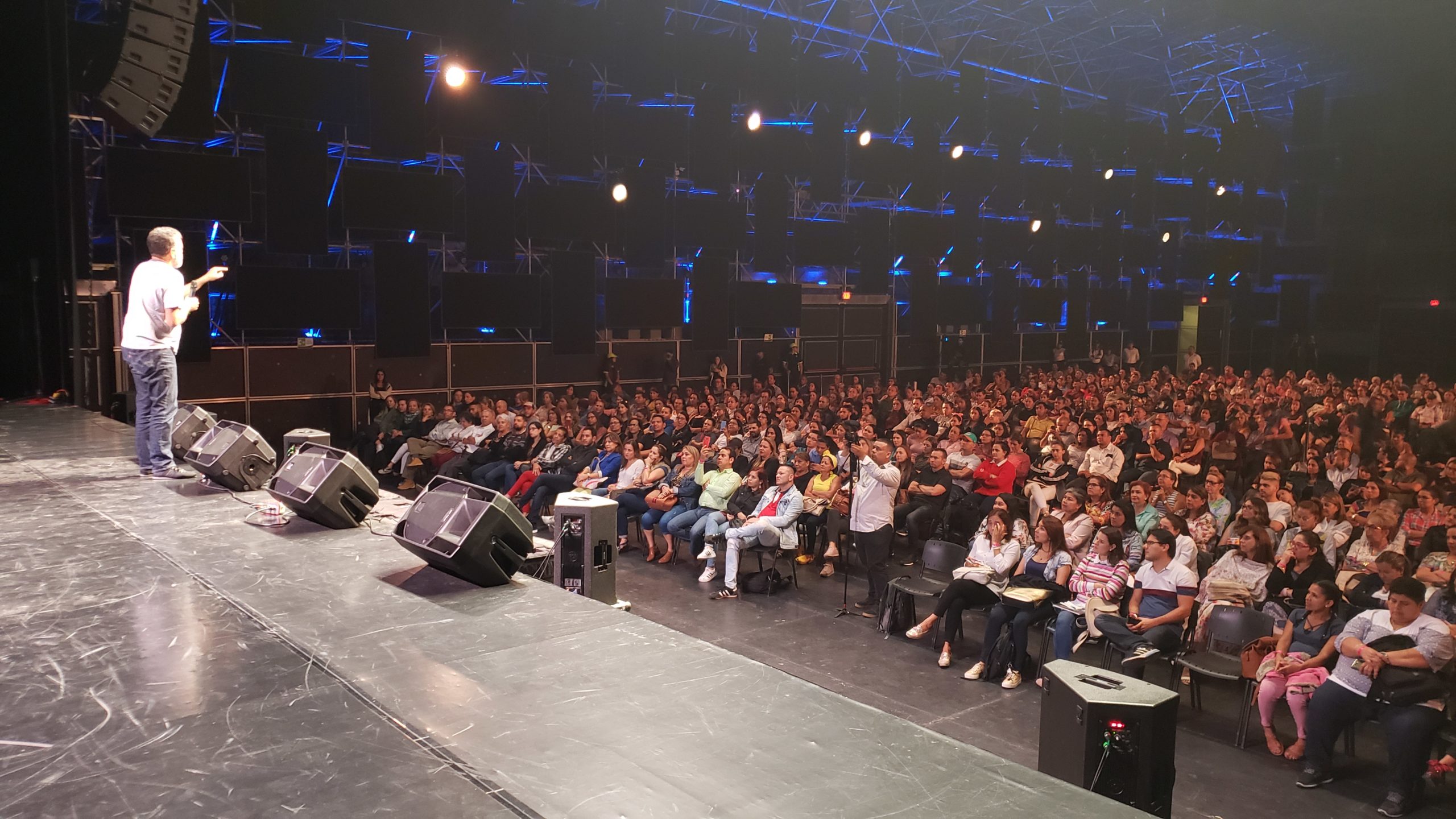 Conferencia Dios es mujer